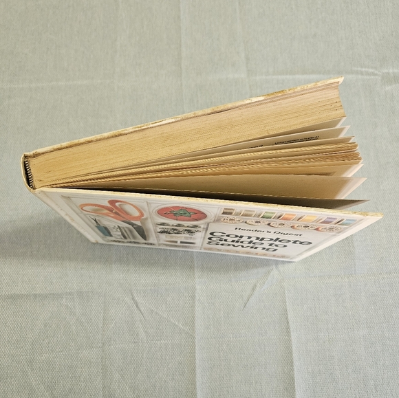 Reader's Digest Complete Guide to Sewing Vintage Hardcover Book 1976 - Picture 4 of 9